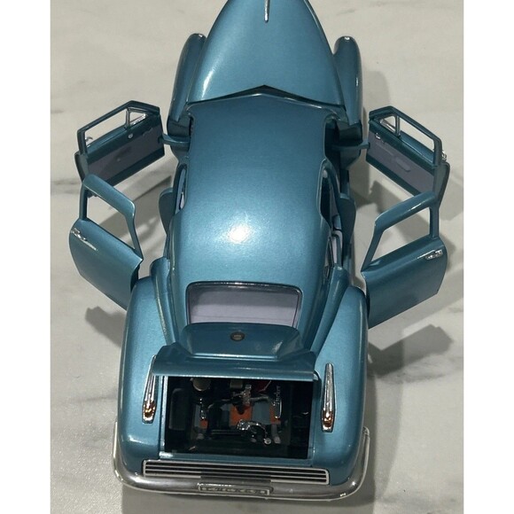 MODELLINO AUTO ROAD LEGENDS *TUCKER TORPEDO* 1948 LIGHT BLUE METALLIC 1:18 - Picture 2 of 9